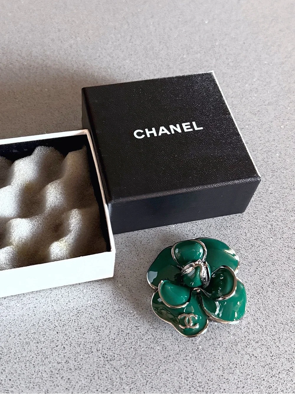 CHANEL 06C Classic CC Logo Emerald Green Camellia Flower Pendant Brooch